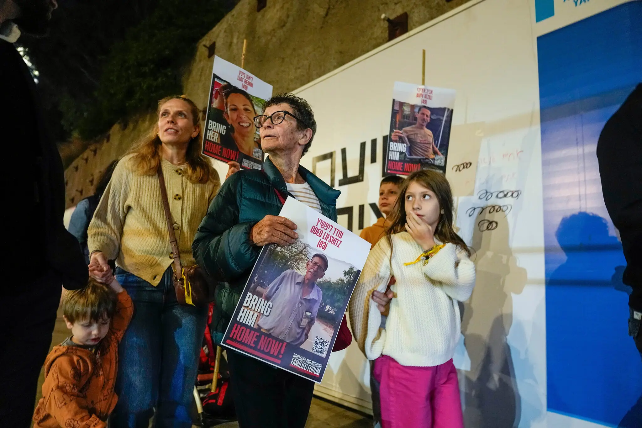 Йохевед Ліфшиц (у центрі), колишня в’язня ХАМАСу, на мітингу в Тель-Авіві на честь свого чоловіка Одеда Ліфшица та інших, які все ще залишаються в заручниках, у вівторок